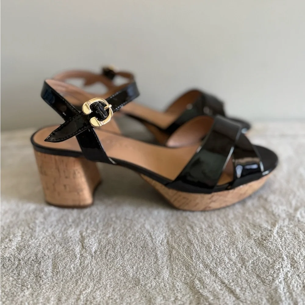 AEROSOLES features blocky